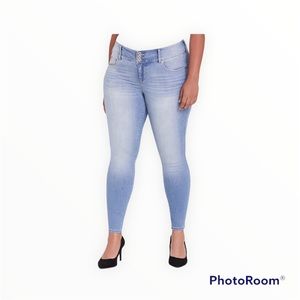 TORRID Premium High Rise Jegging Light Wash EUC Size 18R
